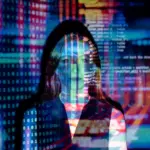 5CHRONICITE - Pexels Thisengeneering" "Développeur travaillant sur un projet de code, projeté sur une femme, symbolisant la collaboration entre humains et intelligence artificielle"